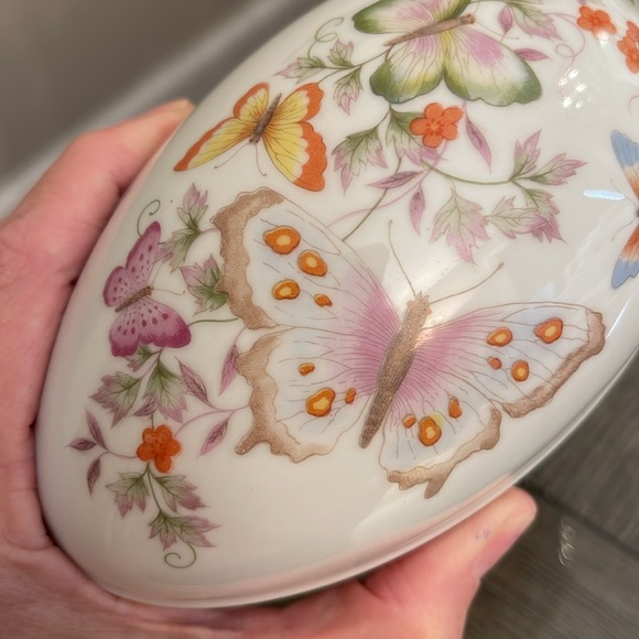 Vintage 1974 Avon Butterfly Fantasy Porcelain Treasure Egg - Trinket Box - Picture 13 of 16